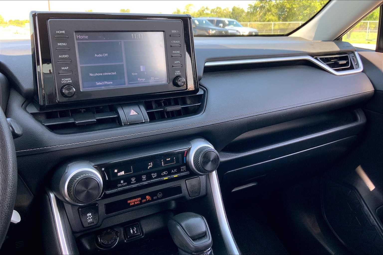 2019 Toyota RAV4 LE photo 33