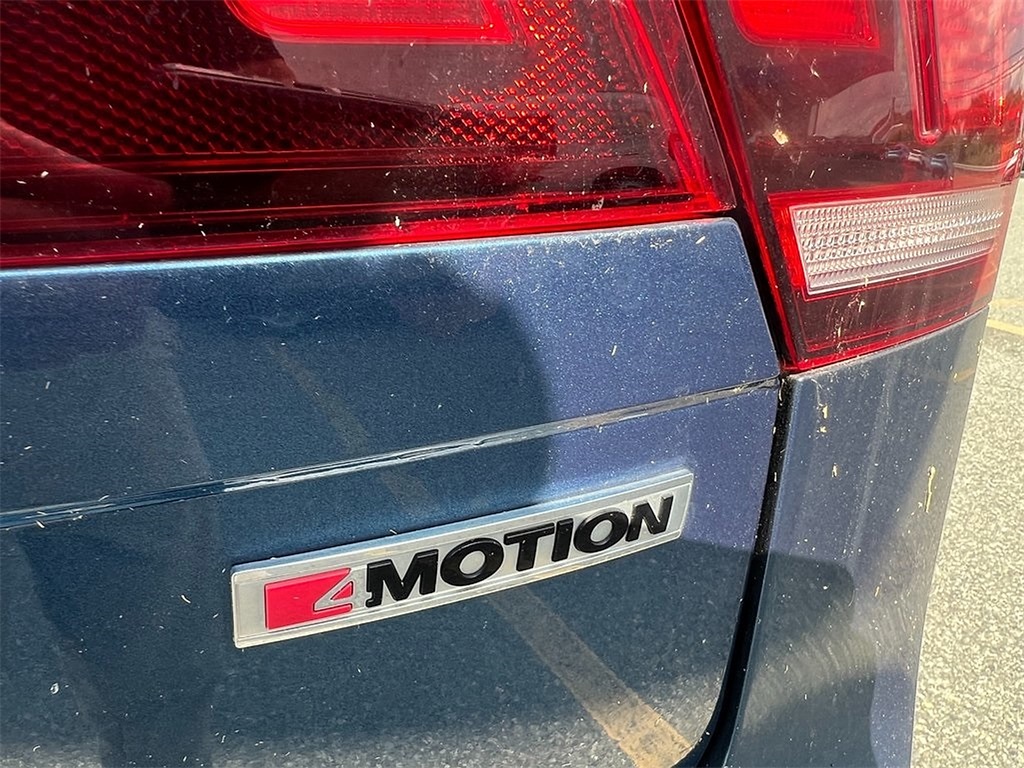 2019 Volkswagen Tiguan SEL R-Line photo 2
