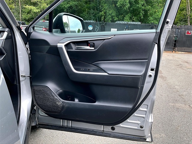 2021 Toyota RAV4 XLE photo 19