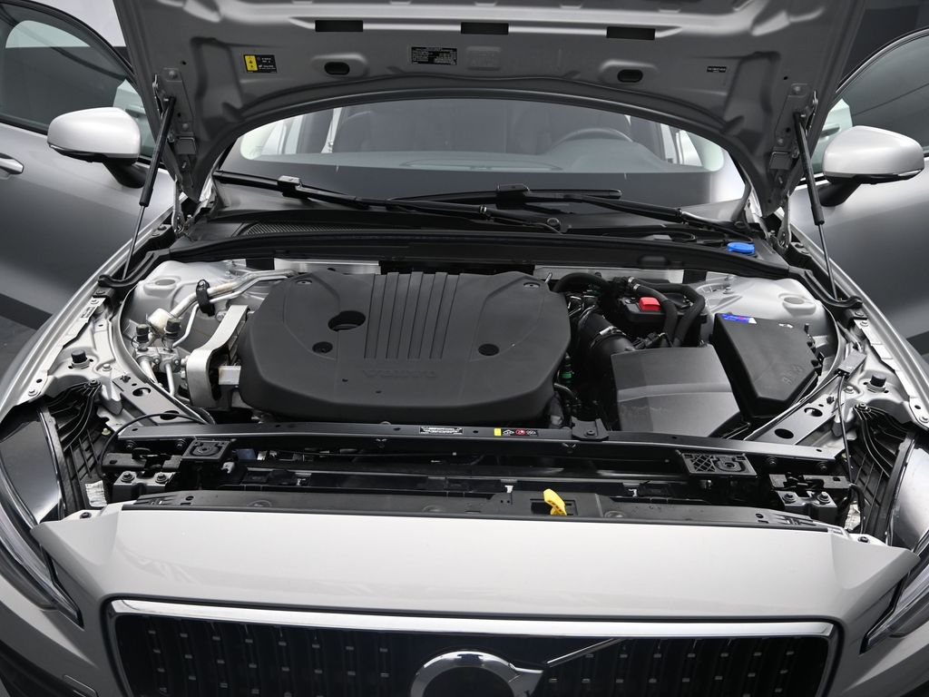 2025 Volvo V60 Cross Country B5 Plus photo 17