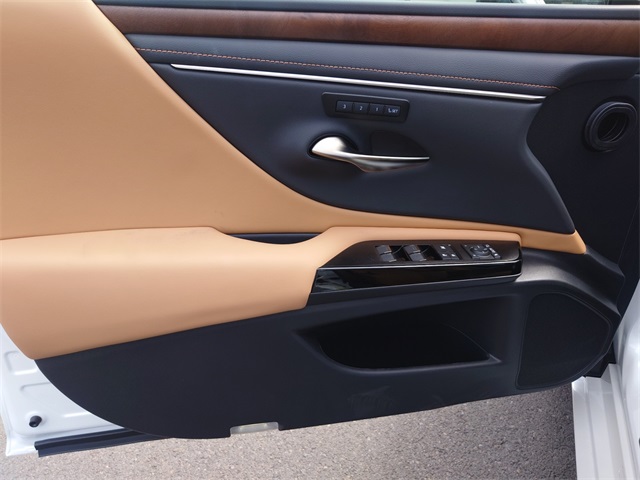 2025 Lexus ES 300h photo 16