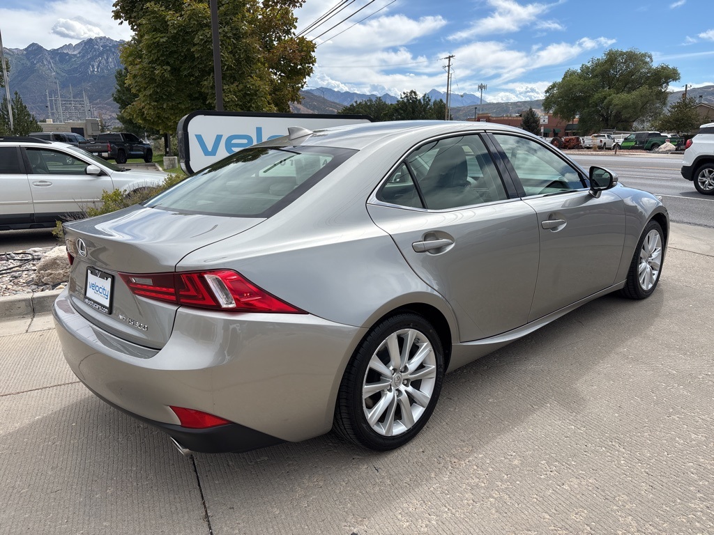 2016 Lexus IS 300 photo 3