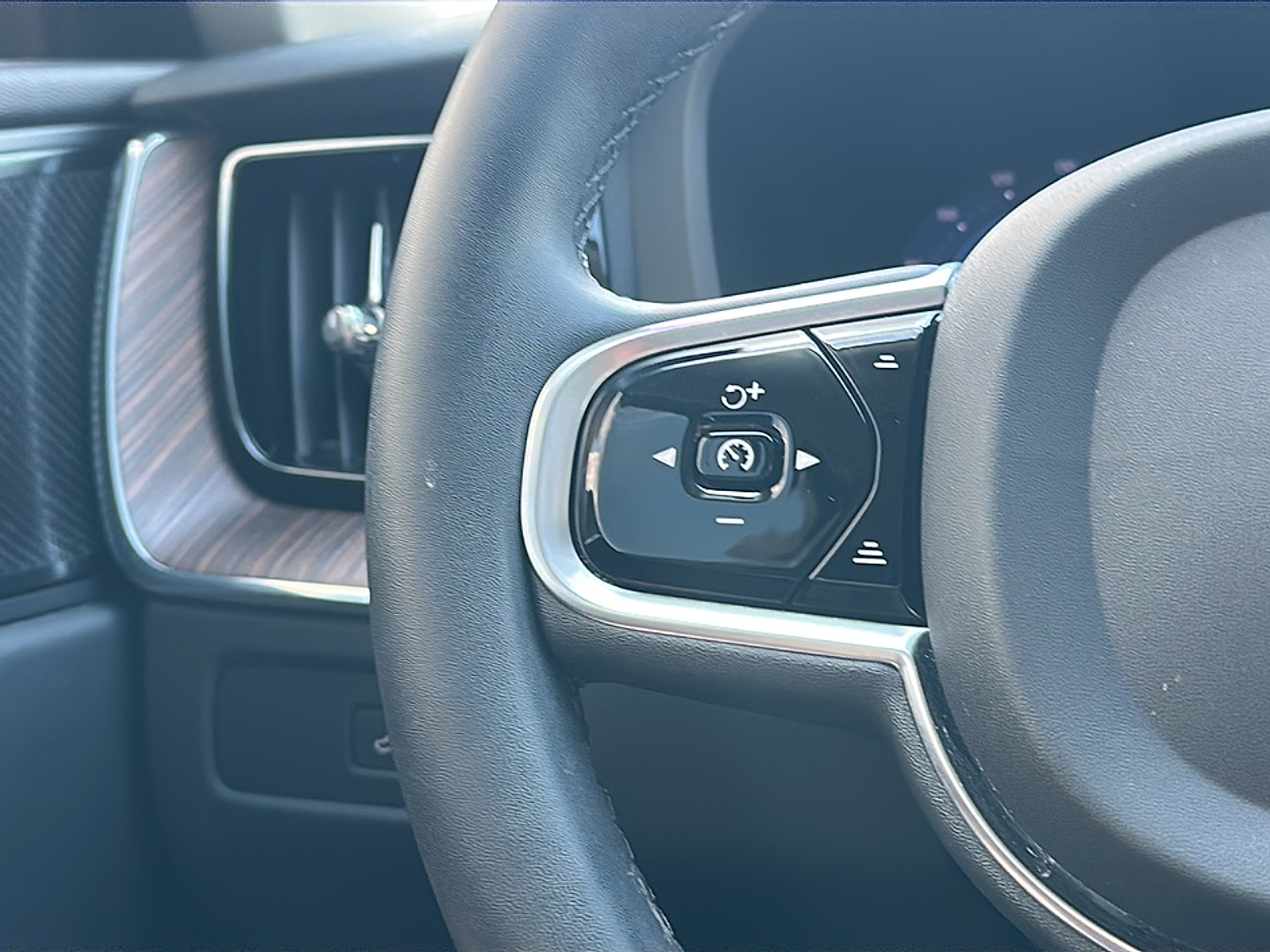 2023 Volvo XC60 B5 Plus photo 12
