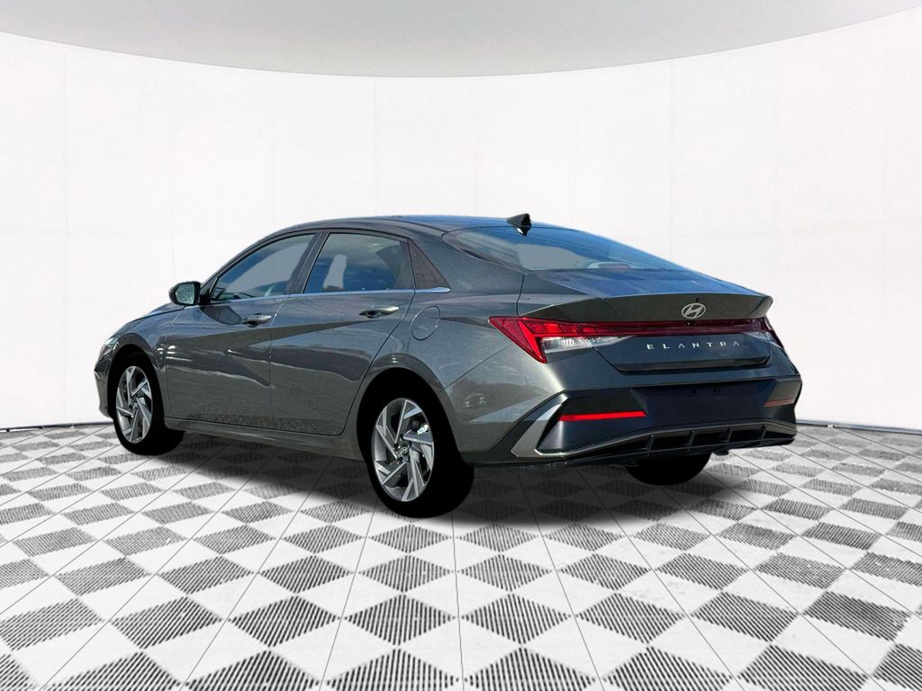 2025 Hyundai Elantra SEL Convenience photo 4