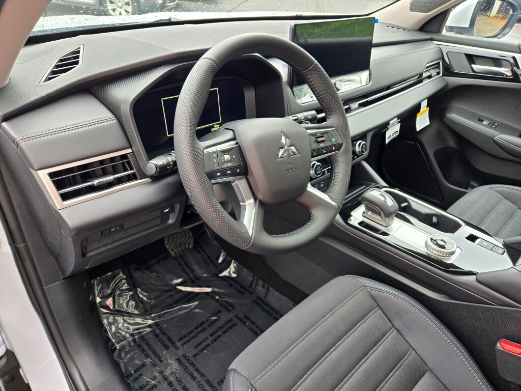 2025 Mitsubishi Outlander SE photo 15