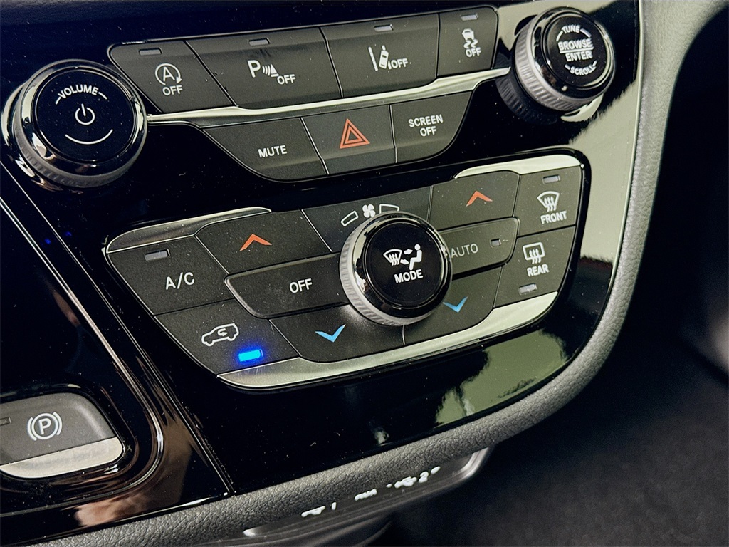 2025 Chrysler Pacifica photo 16