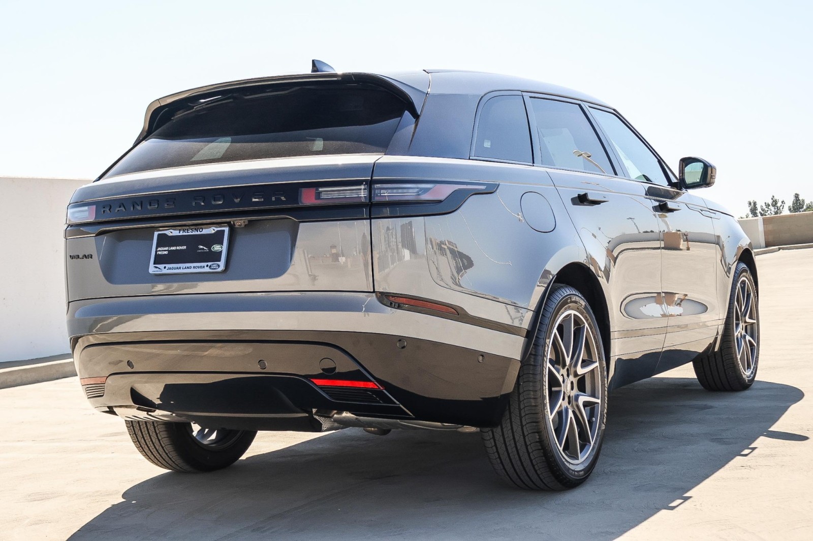 2026 Land Rover Range Rover Velar SE photo 4