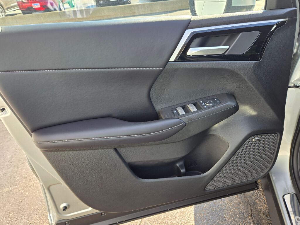 2025 Mitsubishi Outlander SE photo 16