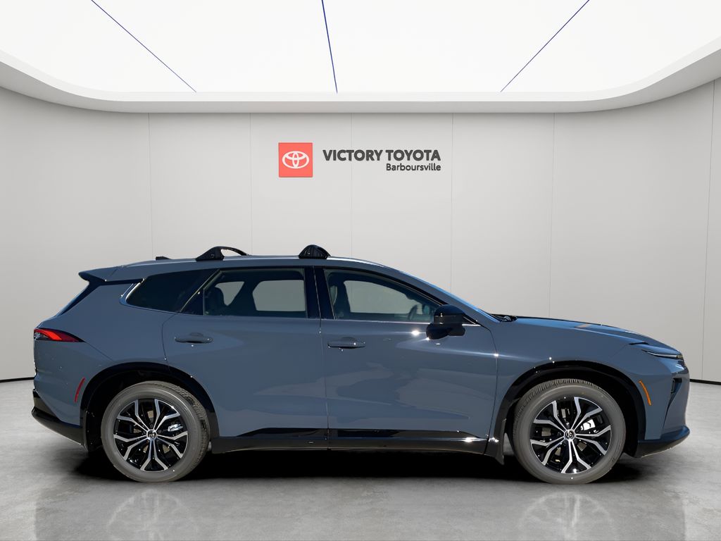 2025 Toyota Crown Signia XLE photo 2