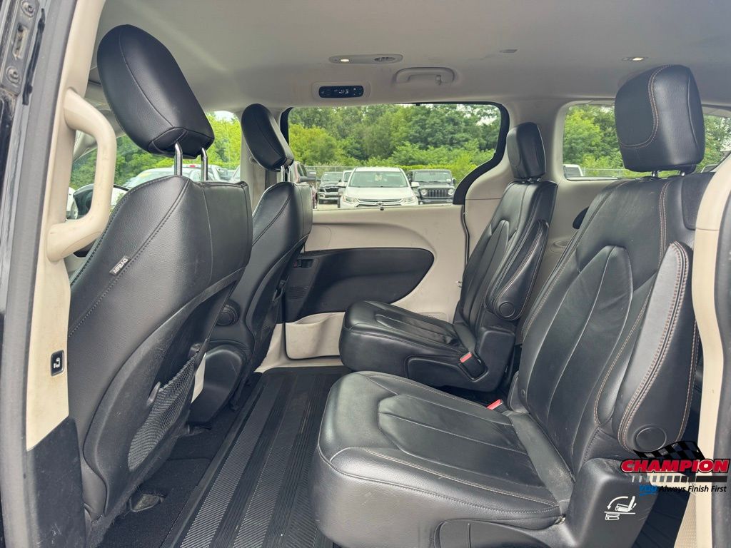 2017 Chrysler Pacifica Touring L photo 22
