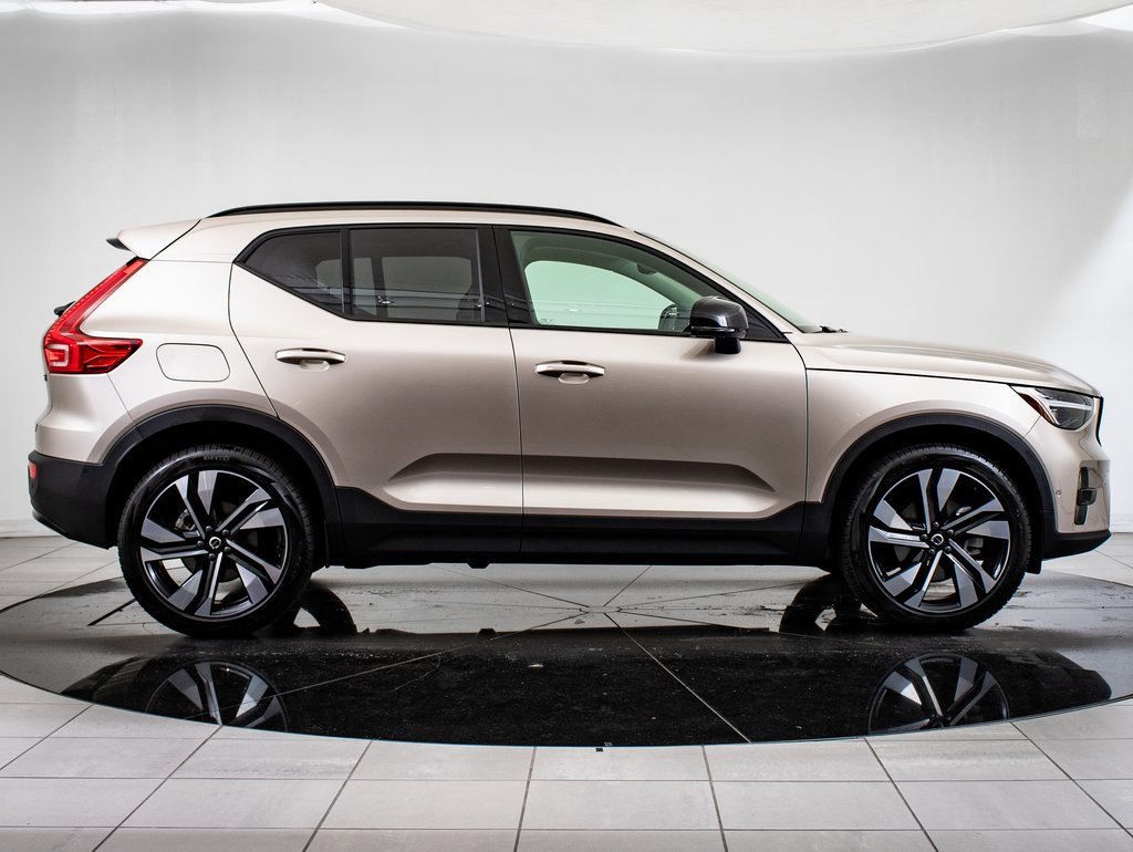 2024 Volvo XC40 Plus photo 11