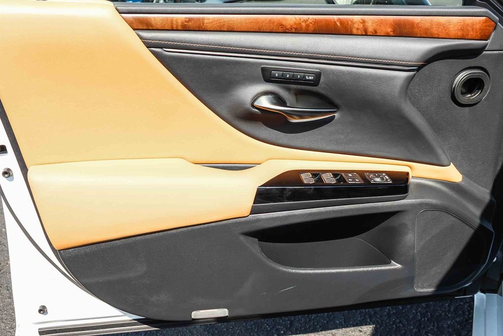 2022 Lexus ES 300h photo 20