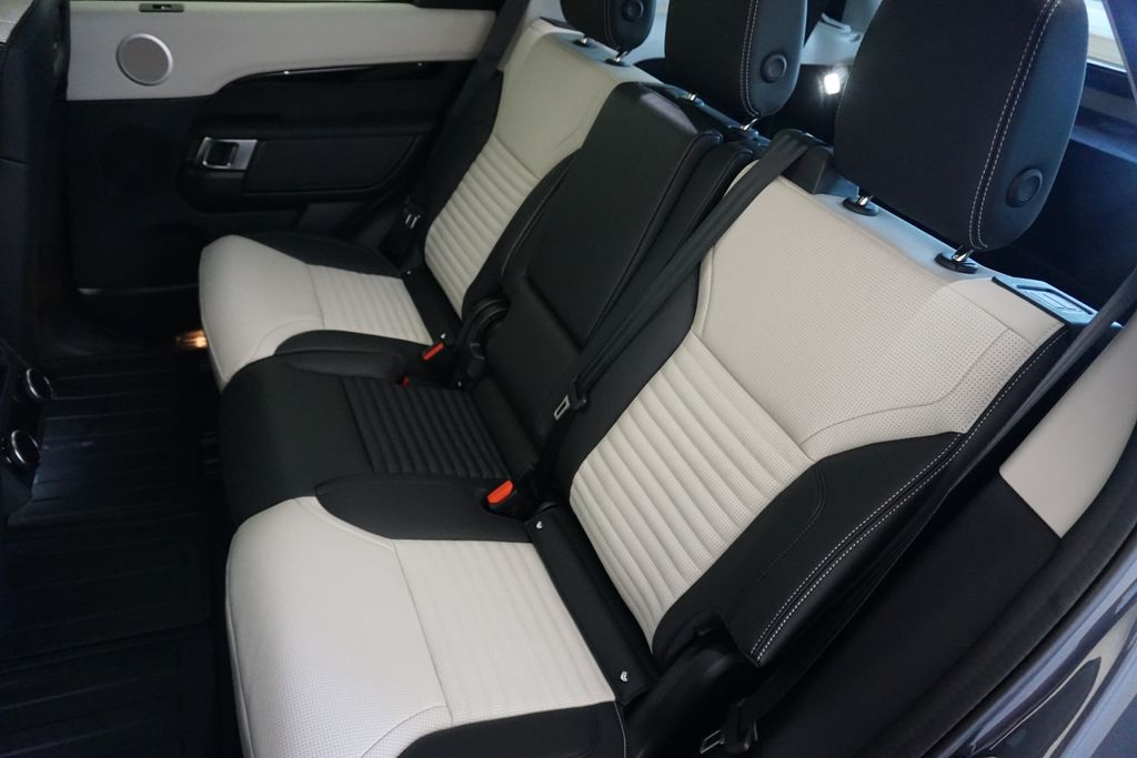 2025 Land Rover Discovery S photo 30
