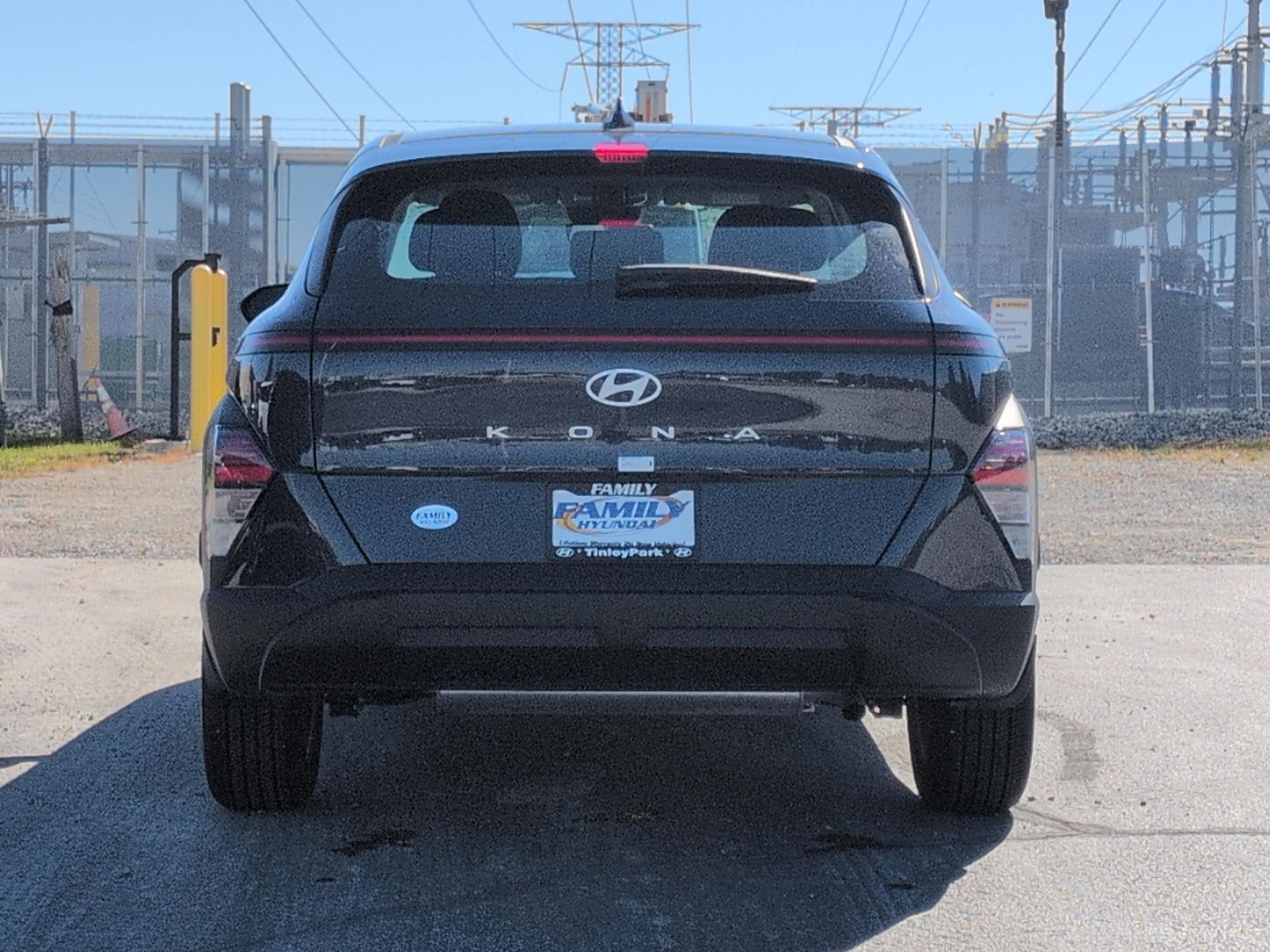 2025 Hyundai Kona SE photo 2