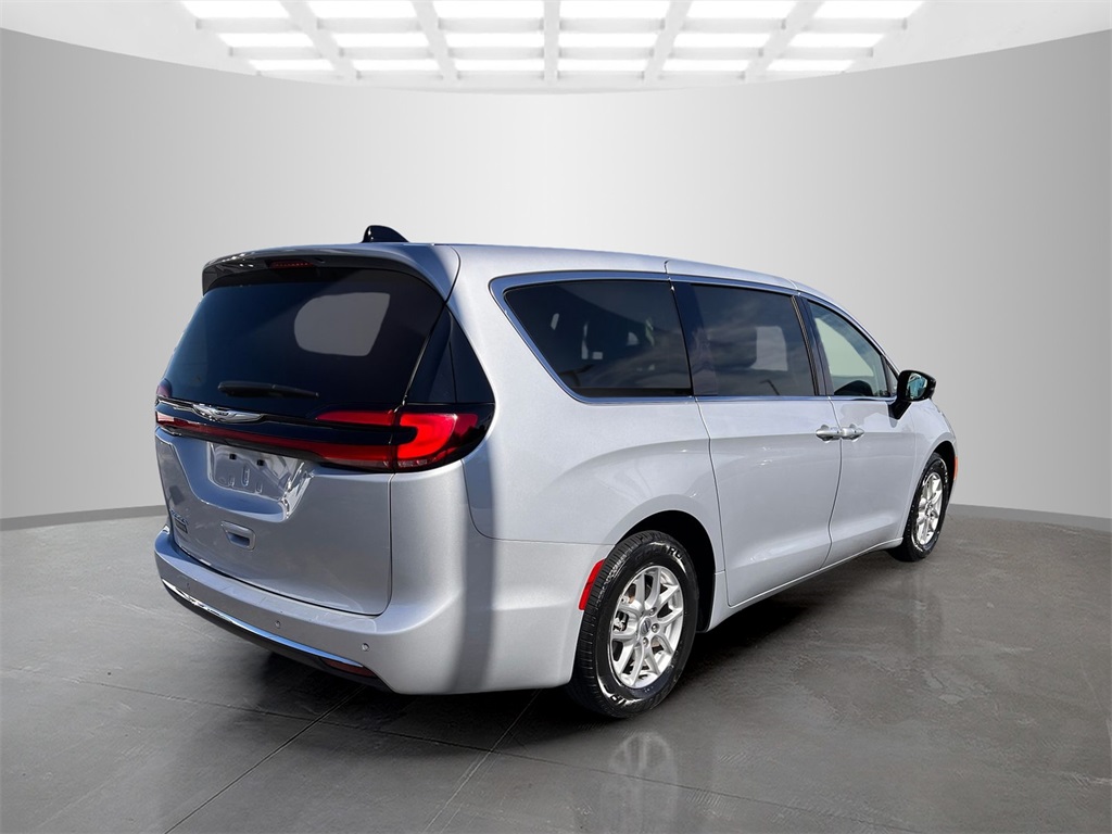 2024 Chrysler Pacifica Touring L photo 7