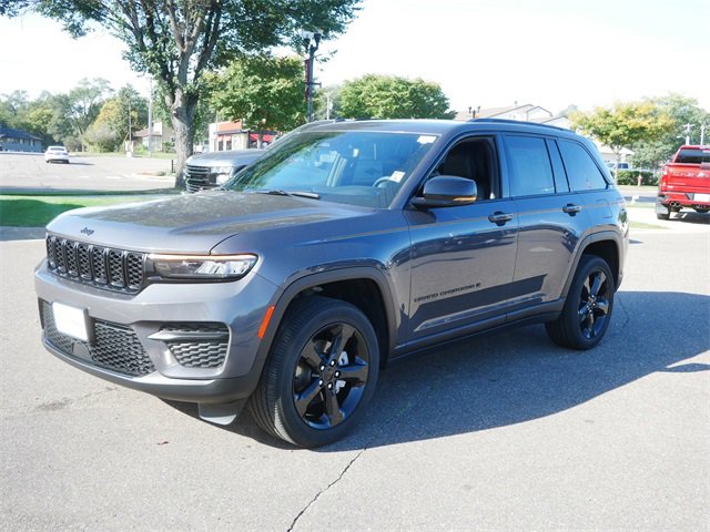 2024 Jeep Grand Cherokee Altitude photo 2