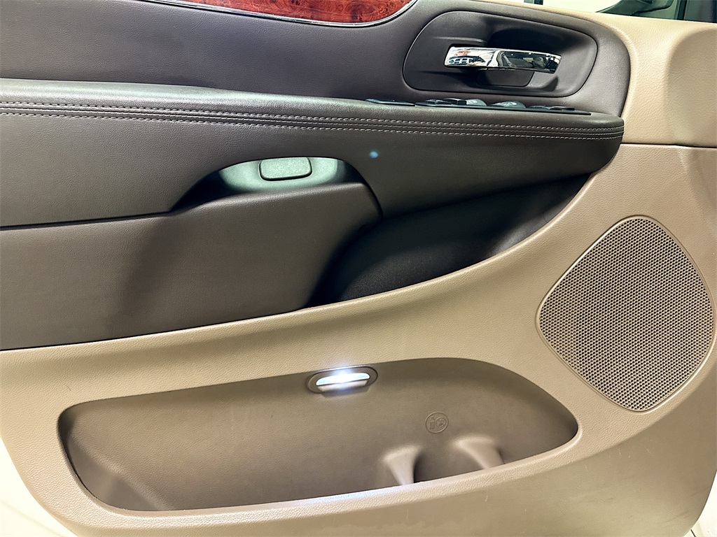 2013 Chrysler Town & Country Touring photo 21
