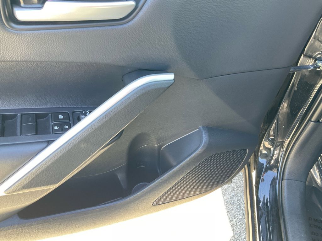 2022 Toyota Corolla Cross XLE photo 9