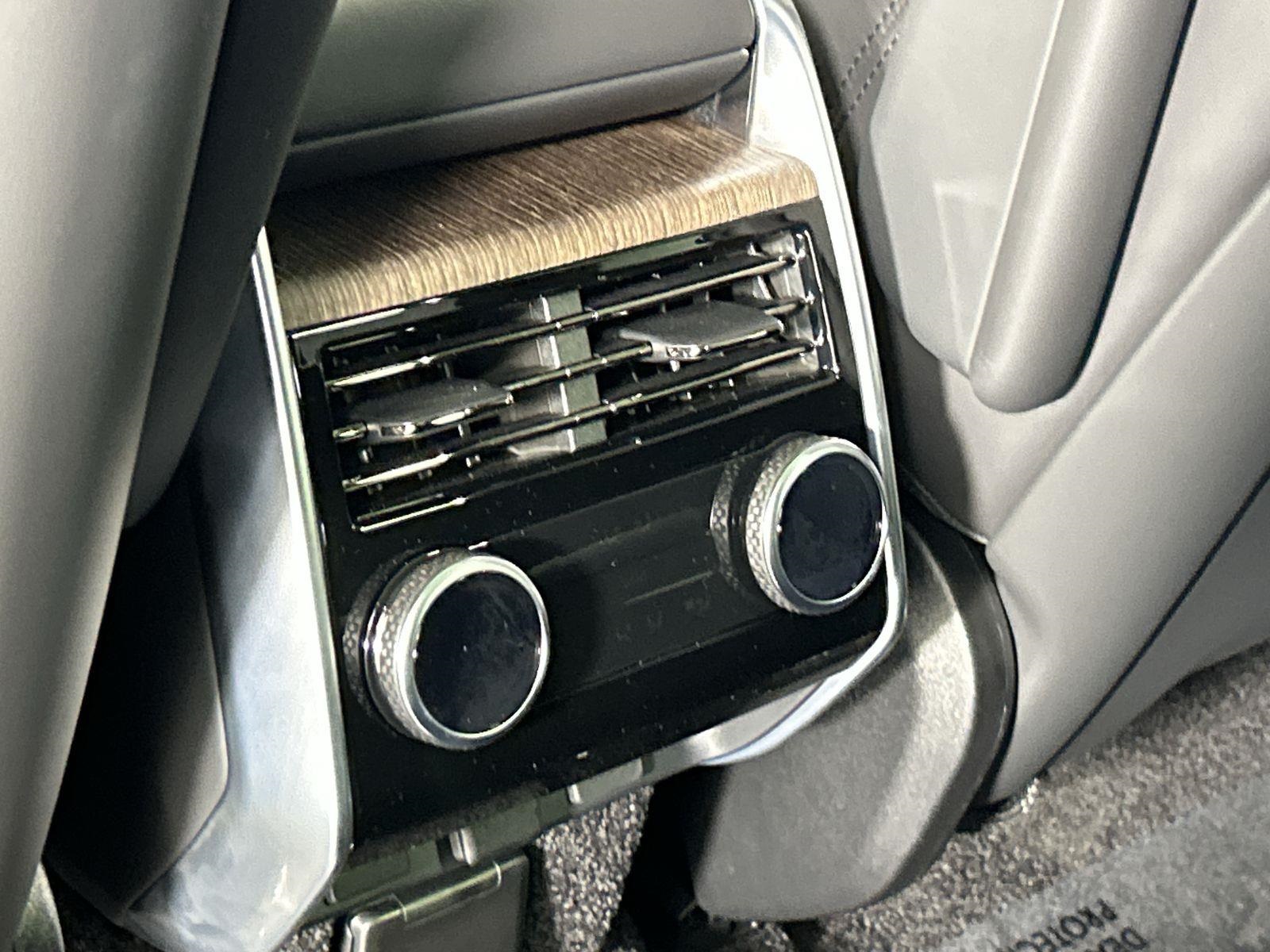2025 Land Rover Range Rover SE photo 24