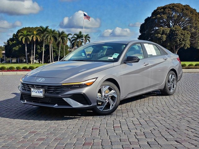 2025 Hyundai Elantra SEL's photo