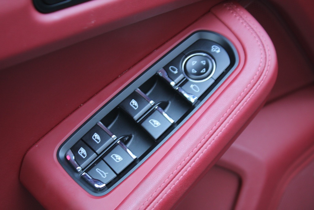 2025 Porsche Macan T photo 19