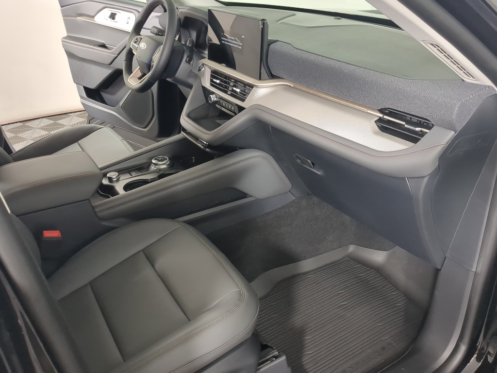 2025 Ford Explorer photo 15