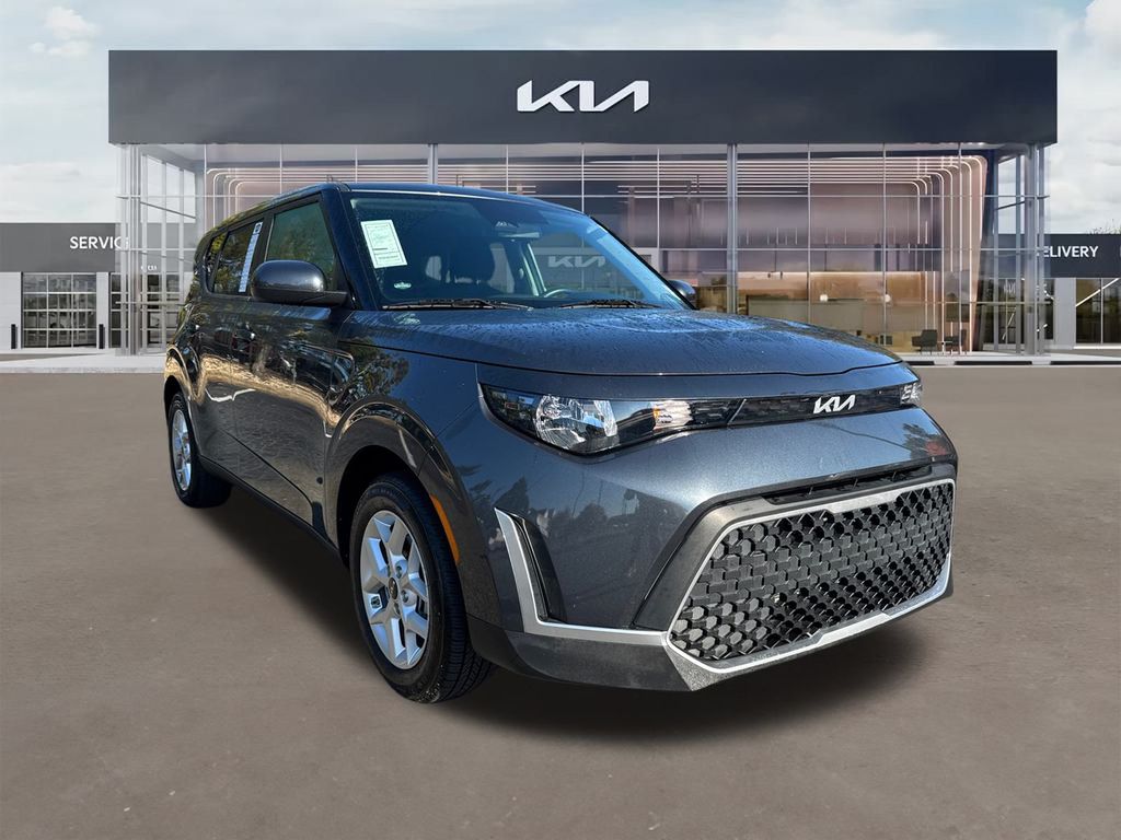 2023 Kia Soul LX's photo