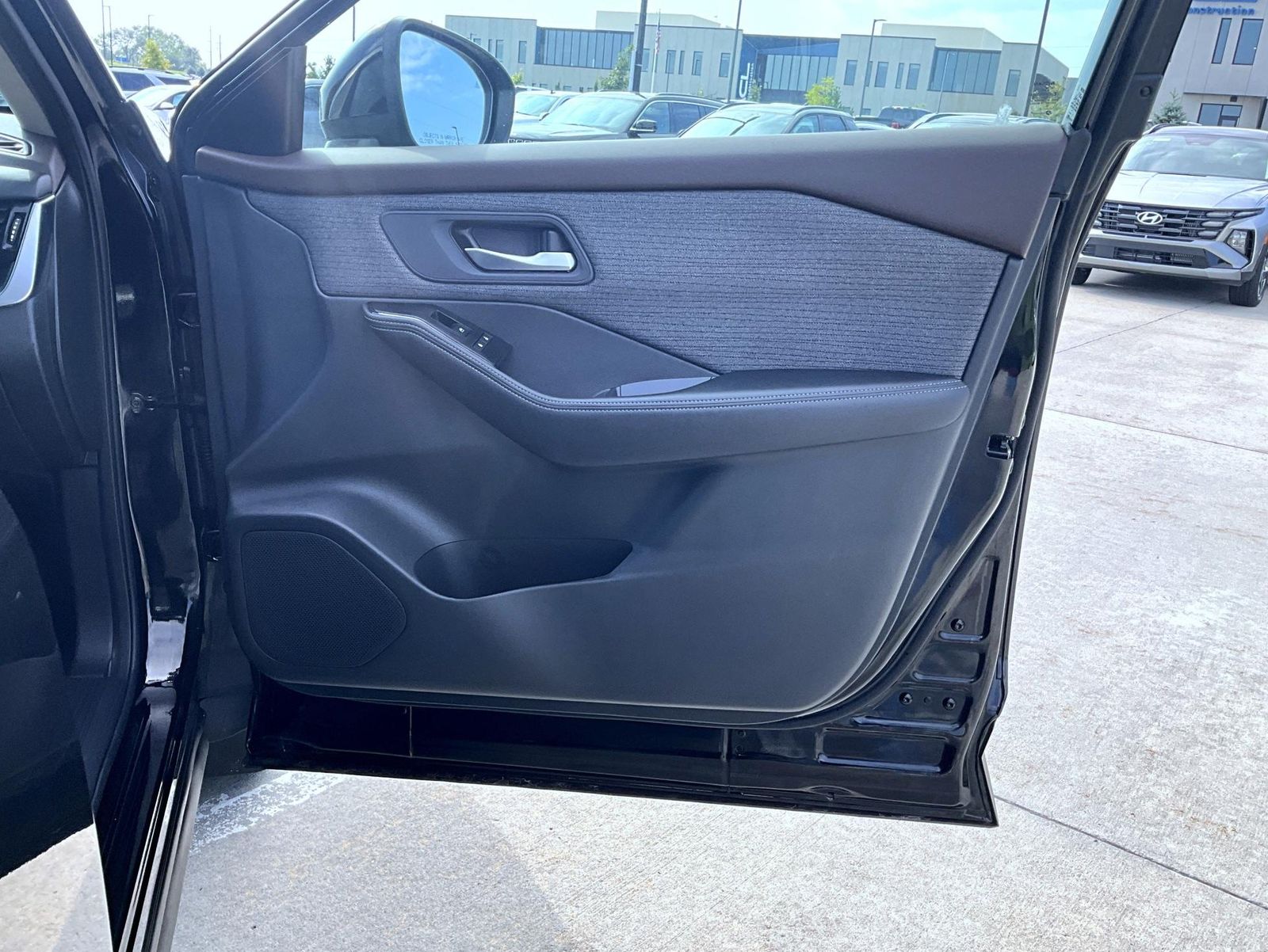 2022 Nissan Rogue SV photo 17