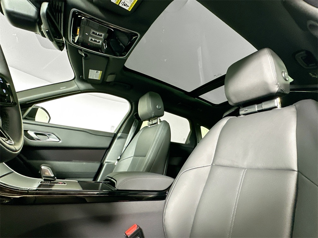 2026 Land Rover Range Rover Velar SE photo 13