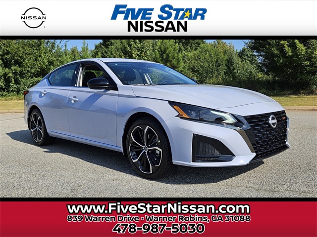 2025 Nissan Altima SR's photo