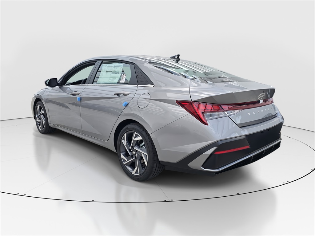 2025 Hyundai Elantra Limited photo 4
