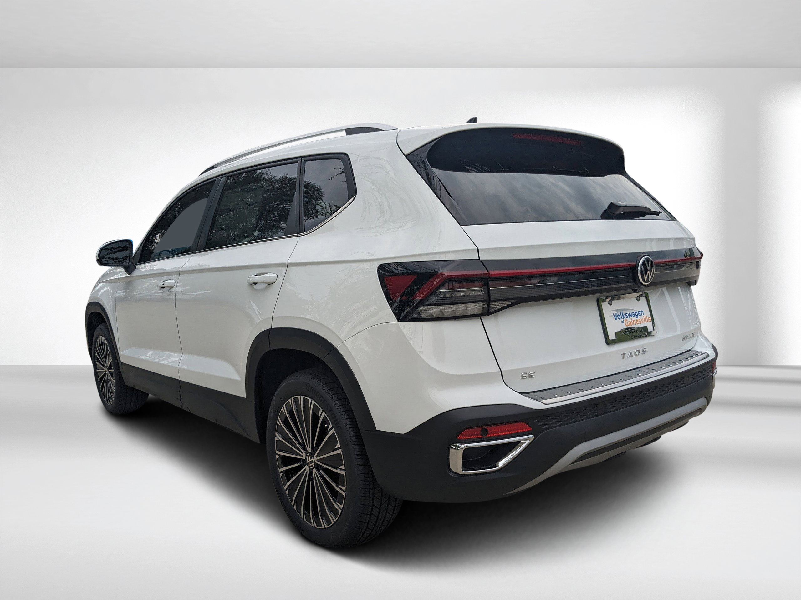 2025 Volkswagen Taos SE photo 5