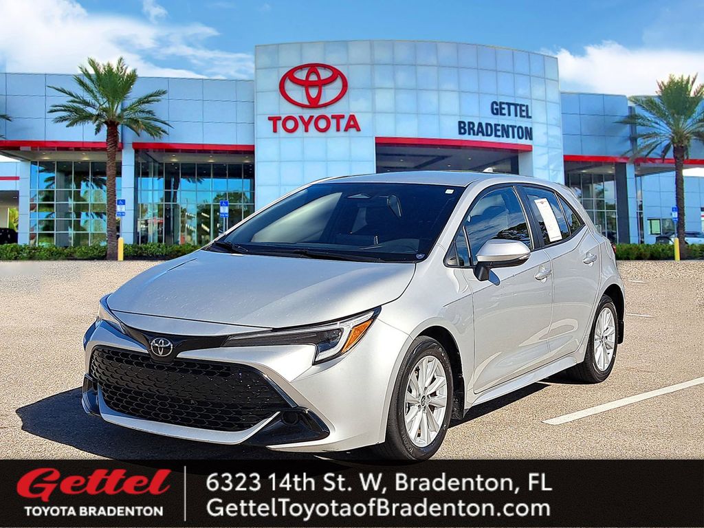 2023 Toyota Corolla Hatchback SE's photo