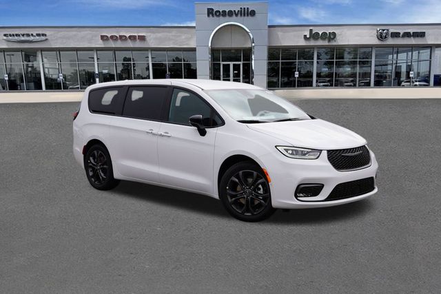 2026 Chrysler Pacifica Select's photo