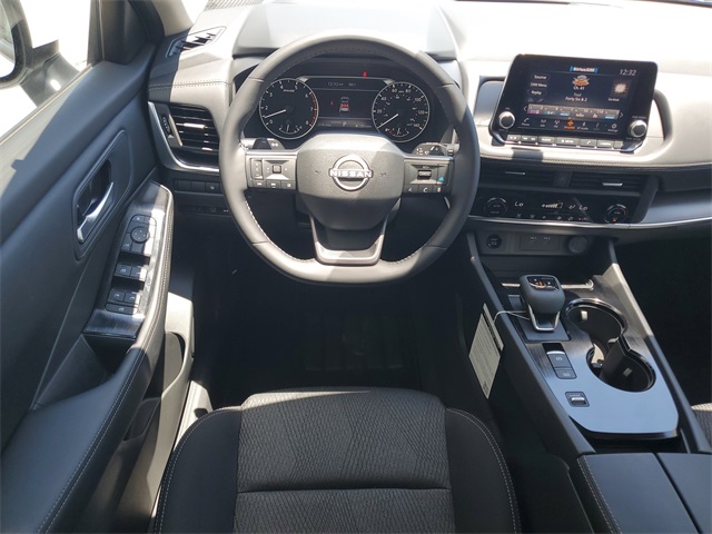 2025 Nissan Rogue SV photo 18
