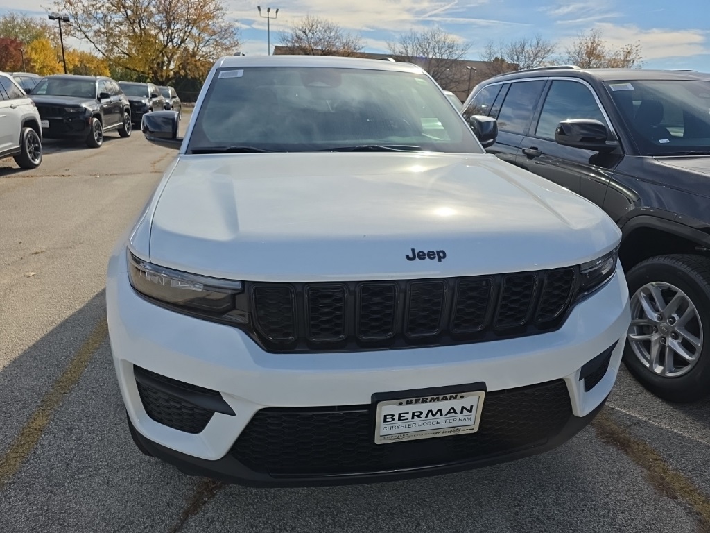 2025 Jeep Grand Cherokee Altitude photo 2