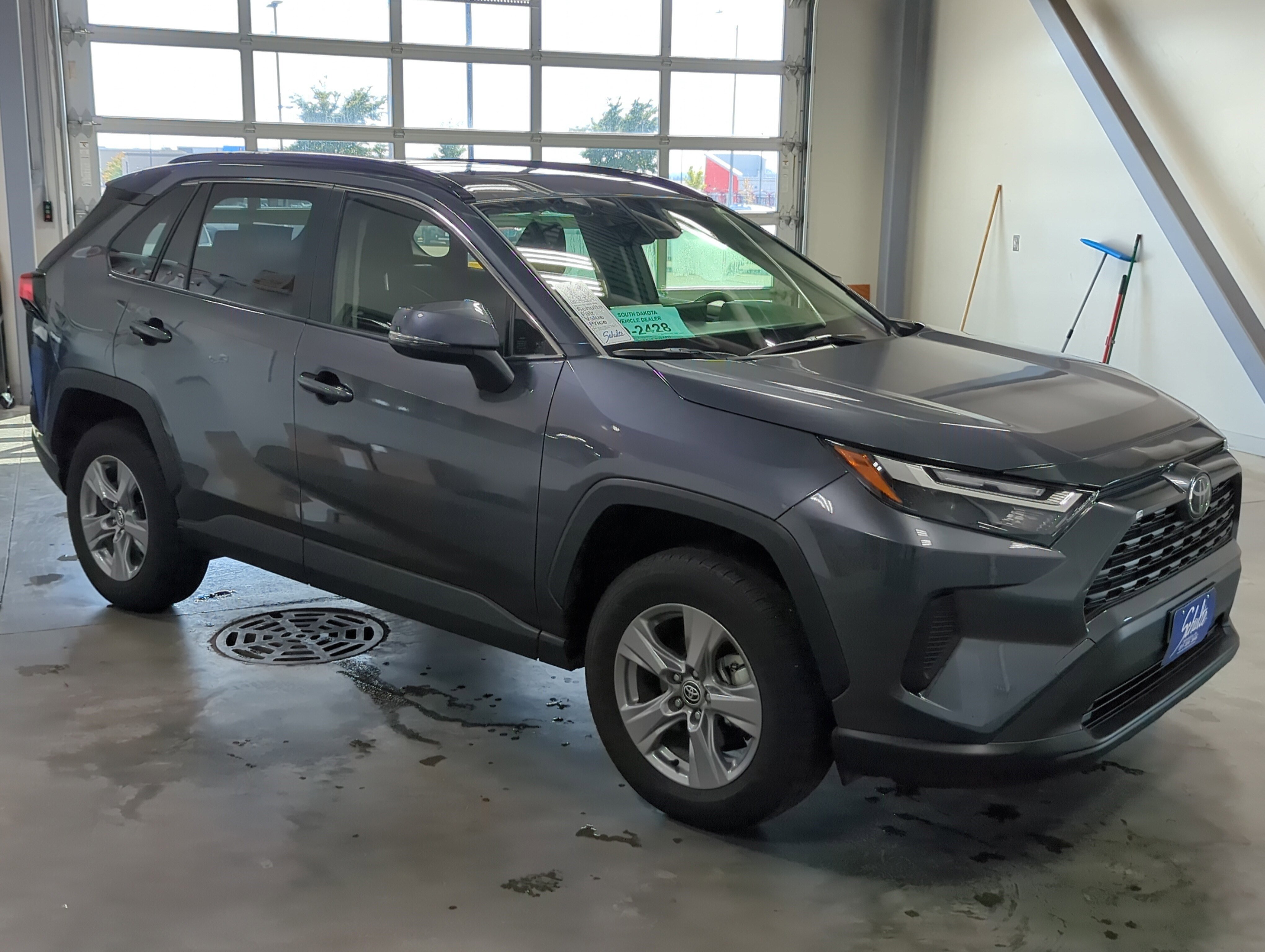 2025 Toyota RAV4 Hybrid XLE photo 17