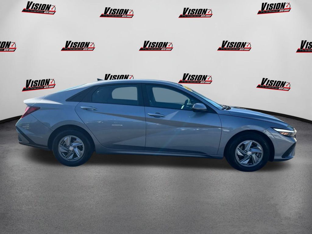 2025 Hyundai Elantra SE photo 4