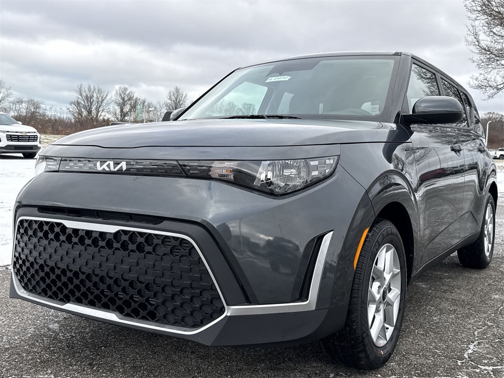 2025 Kia Soul LX's photo