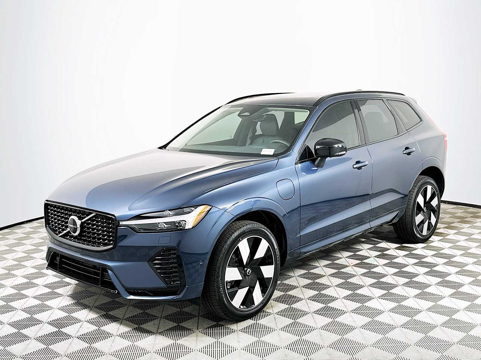 2025 Volvo XC60 T8 Plus photo 3