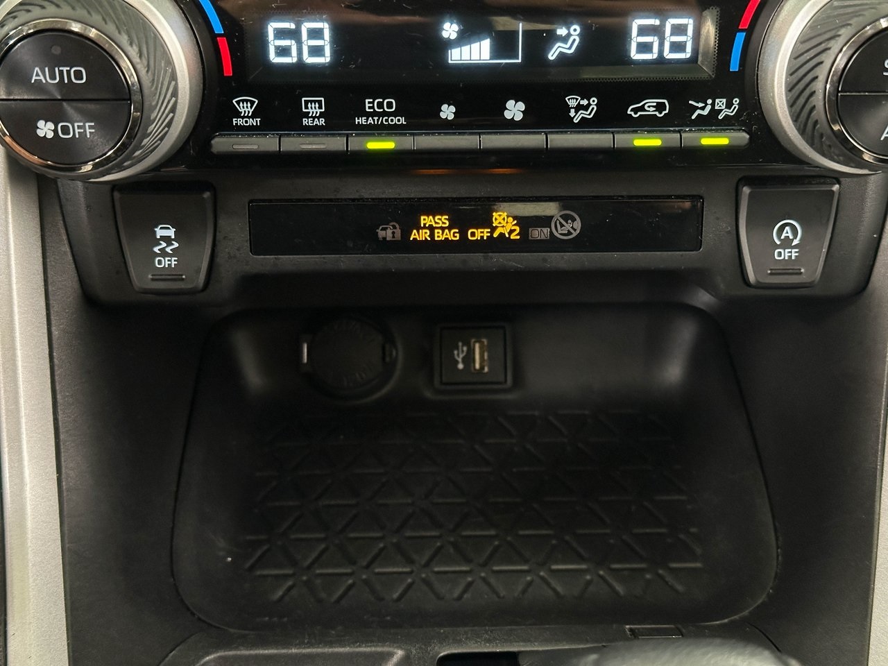 2023 Toyota RAV4 XLE photo 10