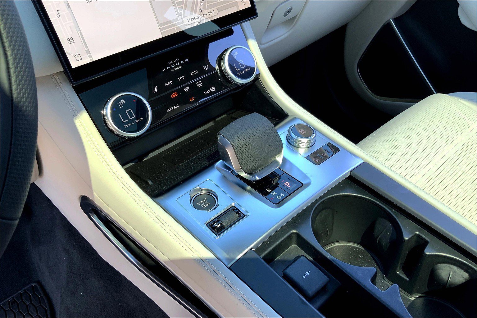 2026 Jaguar F-PACE SVR photo 7