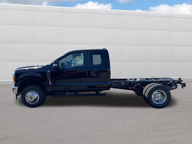 2025 Ford F-350 photo 2