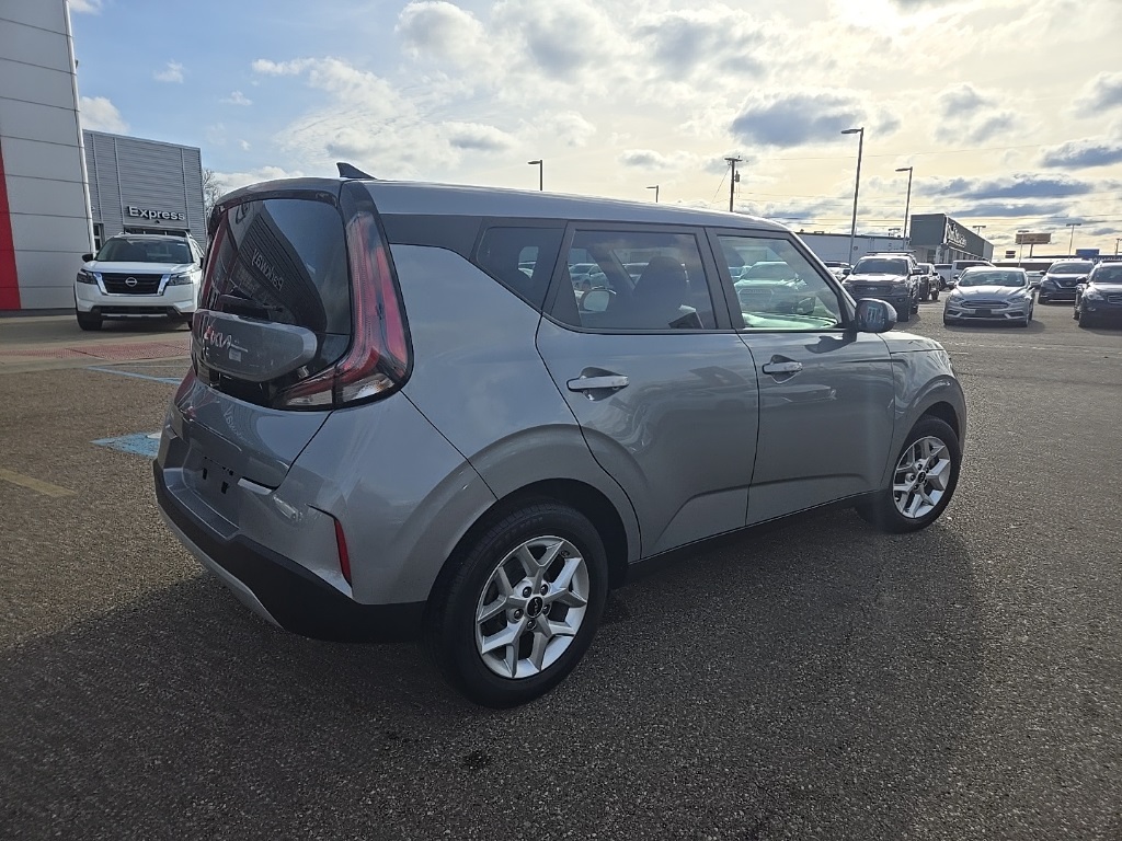2023 Kia Soul LX photo 3