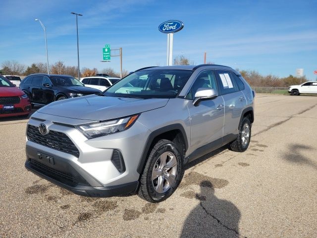 2024 Toyota RAV4 XLE photo 3
