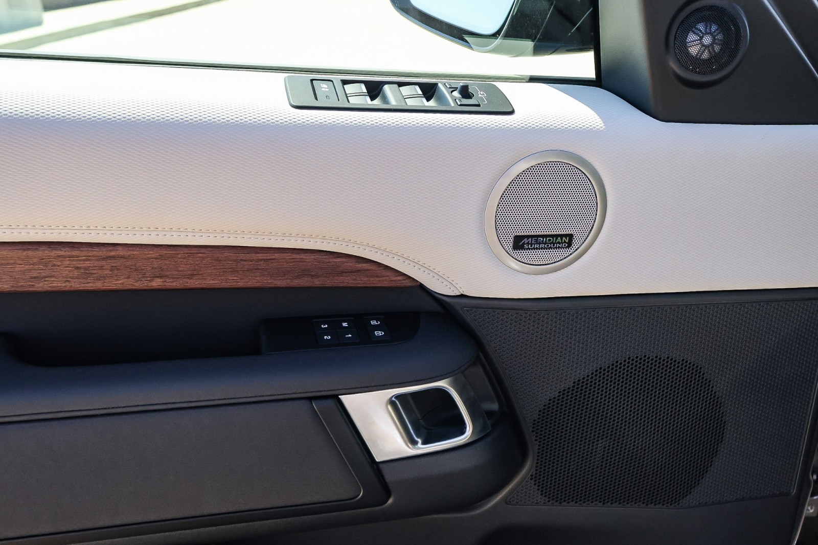 2025 Land Rover Discovery SE photo 18