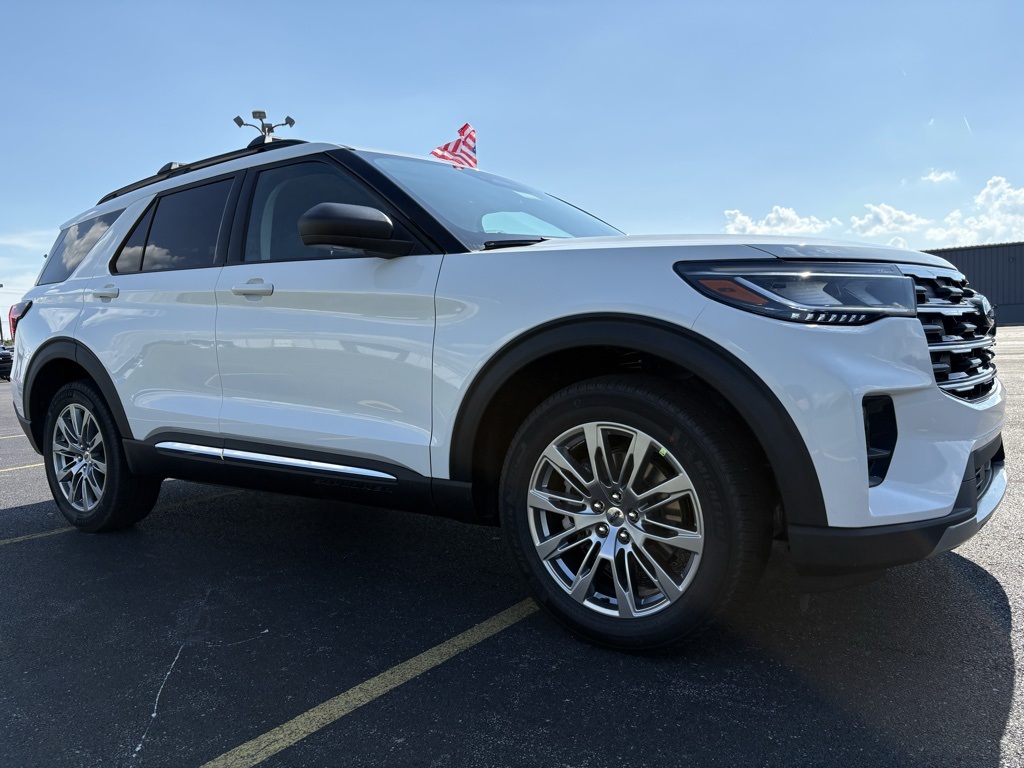 2025 Ford Explorer photo 3