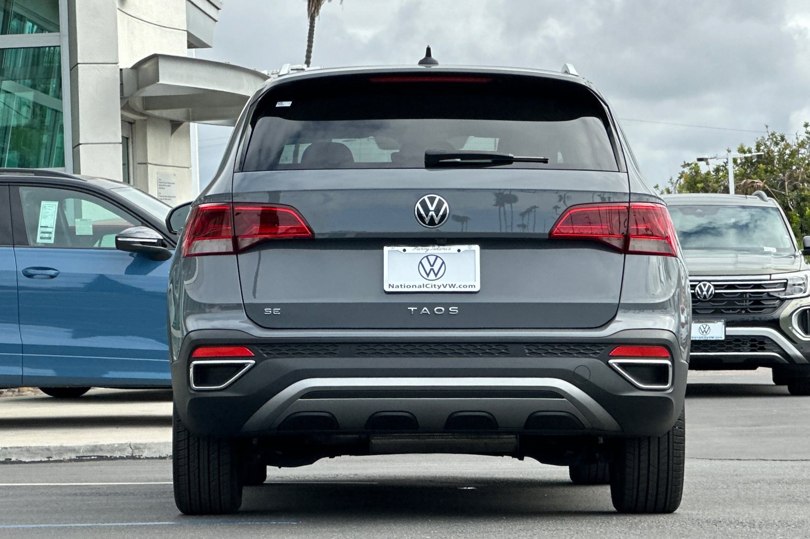 2023 Volkswagen Taos SE photo 3