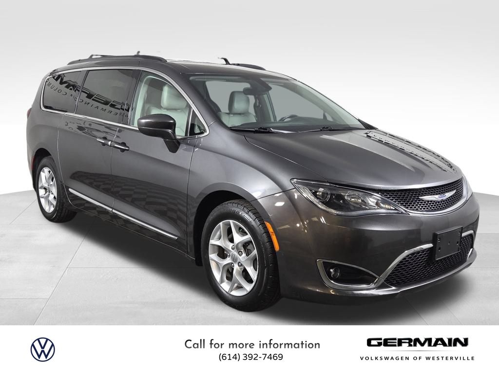 2017 Chrysler Pacifica Touring L photo 3