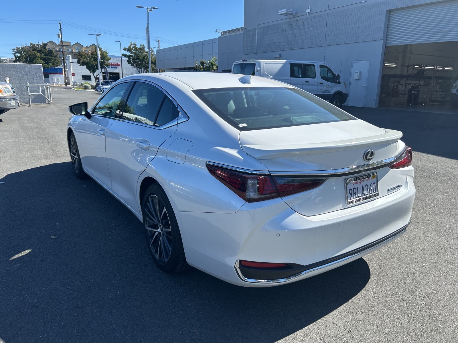 2025 Lexus ES 300h photo 4